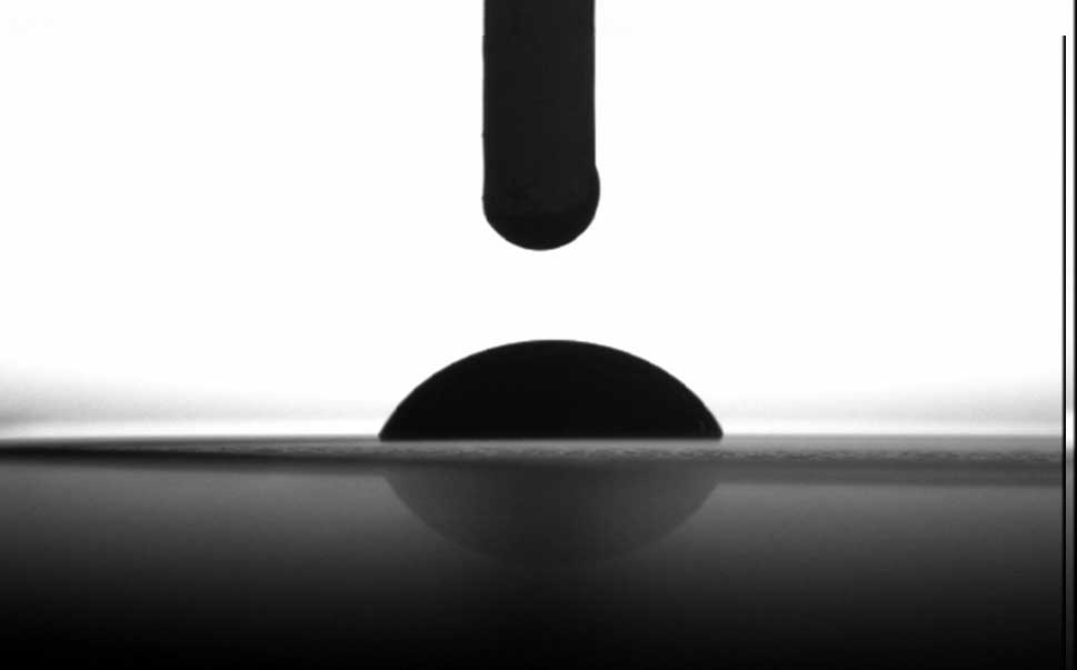 ノズルスイーパーで2000回拭き取った後も丸く維持された水滴